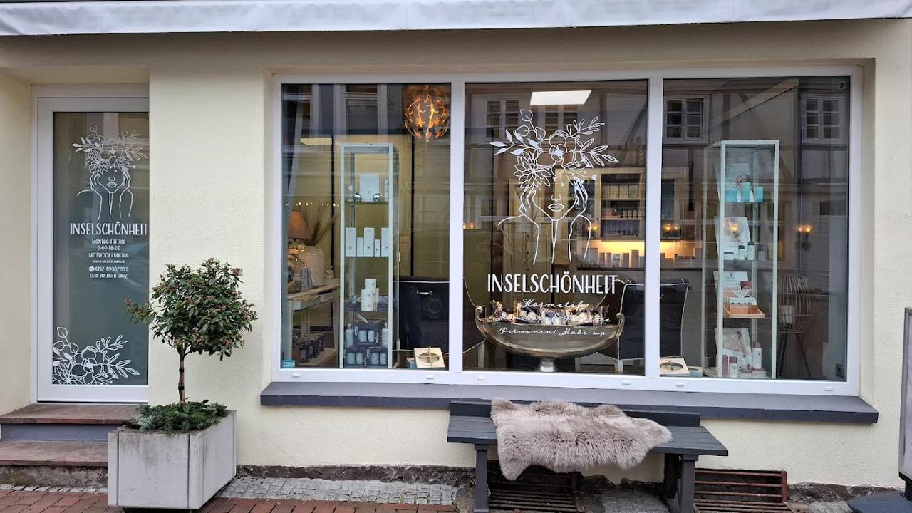 Schaufenster des Inselschönheit Kosmetikstudios in der Domstraße 11 in Ratzeburg